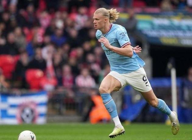 jiuyou-哈兰德在利物浦比赛中出色发挥，败北引发热议！赛场气氛高涨的简单介绍